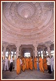 Swamishri observes the under construction BAPS Swaminarayan Mandir