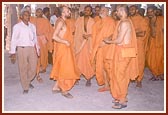 Swamishri observes the under construction BAPS Swaminarayan Mandir