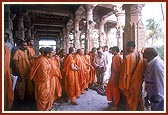 Swamishri observes the under construction BAPS Swaminarayan Mandir