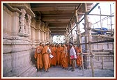 Swamishri observes the under construction BAPS Swaminarayan Mandir