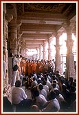 Swamishri blesses the artisans employed for the mandir construction