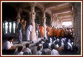 Swamishri blesses the artisans employed for the mandir construction