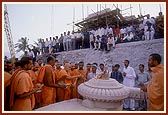 Swamishri performs pujan of main 'amalsaro' of mandir