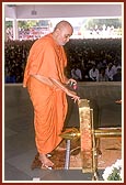 Swamishri performs pujan of mandir kalash and dhwaja-dand (flagstaff)