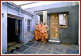 Swamishri walks through the narrow gullies and lanes of Bhadra village