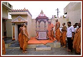 Swamishri does pradakshina and darshan at the newly renovated old Swaminarayan mandir 