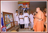 Swamishri does pradakshina and darshan at the newly renovated old Swaminarayan mandir 