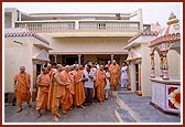 Swamishri does pradakshina and darshan at the newly renovated old Swaminarayan mandir 