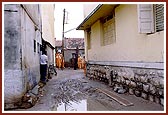 Swamishri walks through the narrow gullies and lanes of Bhadra village