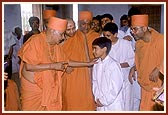 Swamishri explains the glory of the murtis and mandir to the balaks of USA, who are travelling with Swamishri during their school vacation
