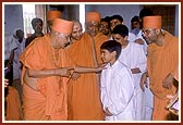 Swamishri explains the glory of the murtis and mandir to the balaks of USA, who are travelling with Swamishri during their school vacation