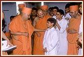 Swamishri explains the glory of the murtis and mandir to the balaks of USA, who are travelling with Swamishri during their school vacation