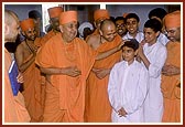 Swamishri explains the glory of the murtis and mandir to the balaks of USA, who are travelling with Swamishri during their school vacation