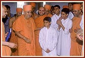 Swamishri explains the glory of the murtis and mandir to the balaks of USA, who are travelling with Swamishri during their school vacation