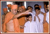 Swamishri explains the glory of the murtis and mandir to the balaks of USA, who are travelling with Swamishri during their school vacation