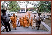 Swamishri arrives at the memorial mandir of Shri Jaga Swami on the outskirts of the village