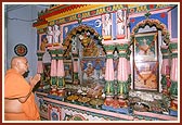 Swamishri humbly engaged in darshan of Thakorji