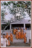Swamishri departs from the mandir