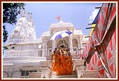 Swamishri descends the mandir steps after Thakorji's darshan