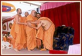 Pujya Balmukund Swami welcomes and embraces Swamishri 