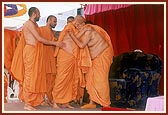 Pujya Balmukund Swami welcomes and embraces Swamishri 
