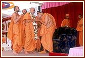 Pujya Balmukund Swami welcomes and embraces Swamishri 