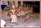 African youths residing in Gondal perform their traditional Goma dance during the evening satsang assembly. Their African forefathers came to and settled in India 600 years ago. Today, there are more than 1 lakh Africans living in Gujarat only.