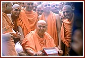 Swamishri in a joyous, divine mood after having darshan at Yogi Smruti Mandir