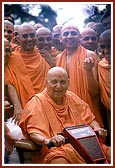 Swamishri in a joyous, divine mood after having darshan at Yogi Smruti Mandir