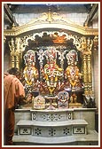(L to R) Shri Ichharamji, Shriji Maharaj, Shri Raghuvirji Maharaj