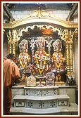 (L to R) Shri Ichharamji, Shriji Maharaj, Shri Raghuvirji Maharaj