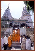 Swamishri departs after darshan