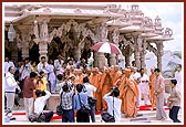 Swamishri arrives at the mandir