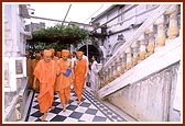 Swamishri performs pradakshina of the memorial shrine dedicated to Shri Krishnaji Ada. Yogiji Maharaj wrote the Yogi Gita while sitting on the steps to the right 