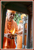 Swamishri performs arti of the memorial shrine of Shri Krishnaji Ada