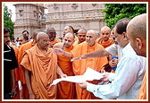 Swamishri discusses the new construction plan