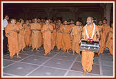 Swamishri joins the sadhus in the Rath Yatra procession