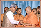 Vice President of India Shri Bhaironsinh Shekhavat arrives for Swamishri's darshan