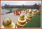 Swamishri arrives for the rituals