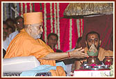 Swamishri engaged in the kalash ritual