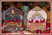 Shri Harikrishna Maharaj and Thakorji of Delhi Mandir in the mahapuja