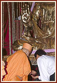 Swamishri instructs devotees to place auspicious articles inside the pit of the main seat