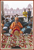 Swamishri performs kalash pujan rituals in the roop chowki of Akshardham