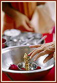 During the Kalash Pujan rituals, Swamishri worships Shri Harikrishna Maharaj 