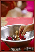 During the Kalash Pujan rituals, Swamishri worships Shri Harikrishna Maharaj 