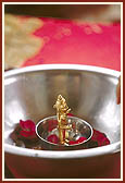 During the Kalash Pujan rituals, Swamishri worships Shri Harikrishna Maharaj 