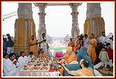 Swamishri performs kalash pujan rituals in the roop chowki of Akshardham