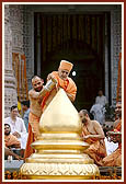 Swamishri performs abhishek of kalash with water...