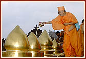 Performs abhishek with water