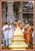 Swamishri helps Yogi, a young boy who is one among several youths from USA, perform abhishek